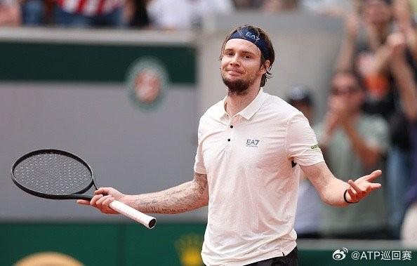 布勃里克以3-2逆转战胜德米纳尔，首次交锋取得胜利
