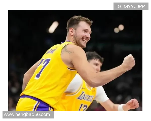 东契奇再进神奇球 随手一撂打成2+1